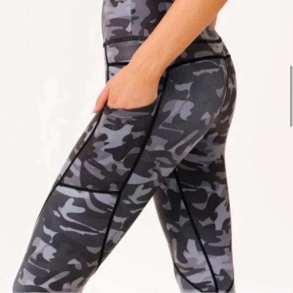 Zyia Active Camo Metallic Pocket Light n Tight Hi-Rise Leggings Size 4 - Picture 3 of 7